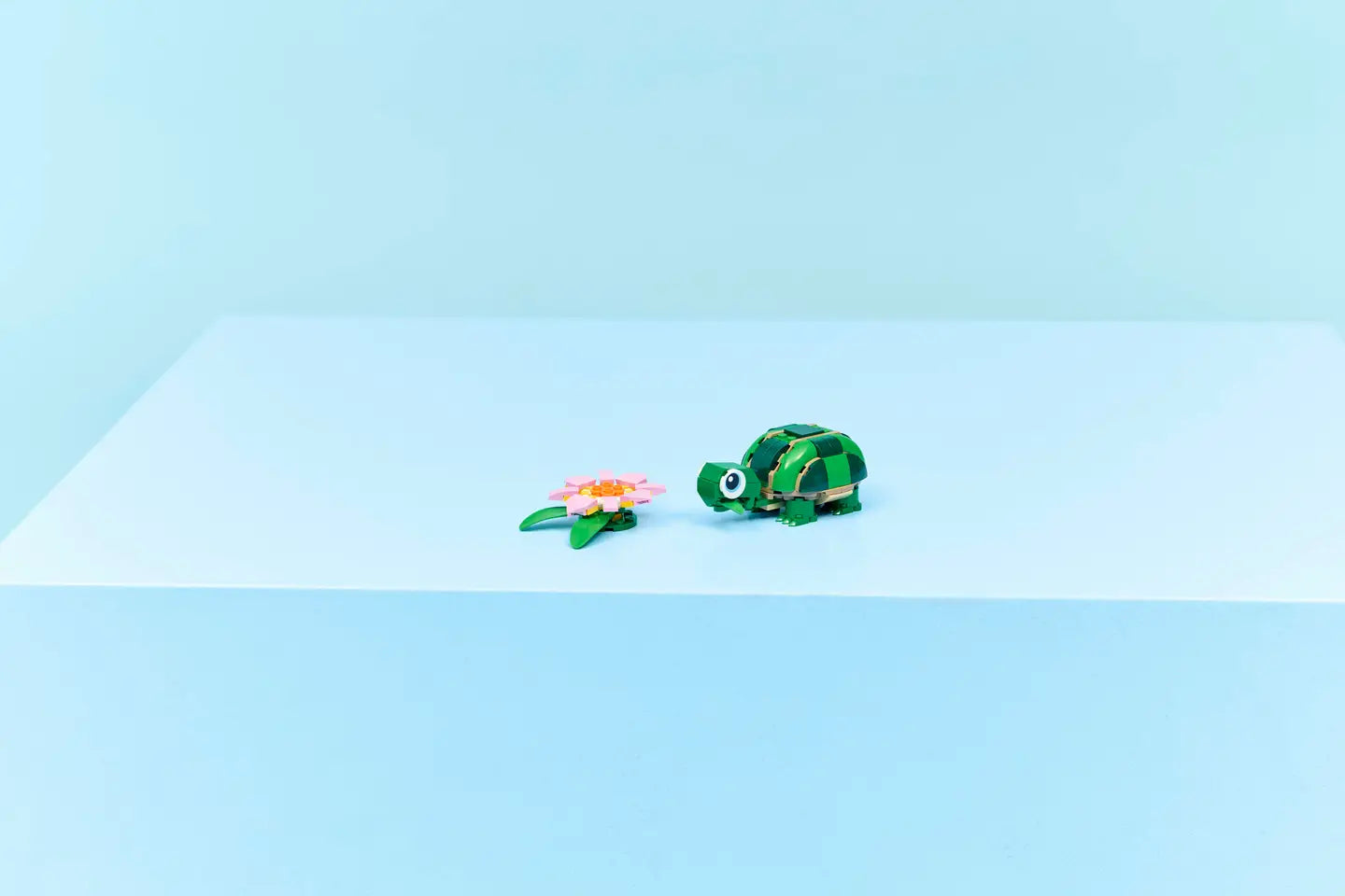 LEGO® | Creator: Turtle with a Water Lily Flower (31377)