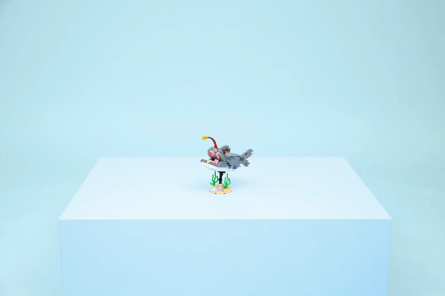 LEGO® | Creator: Fierce Shark with a Treasure Chest (31381)