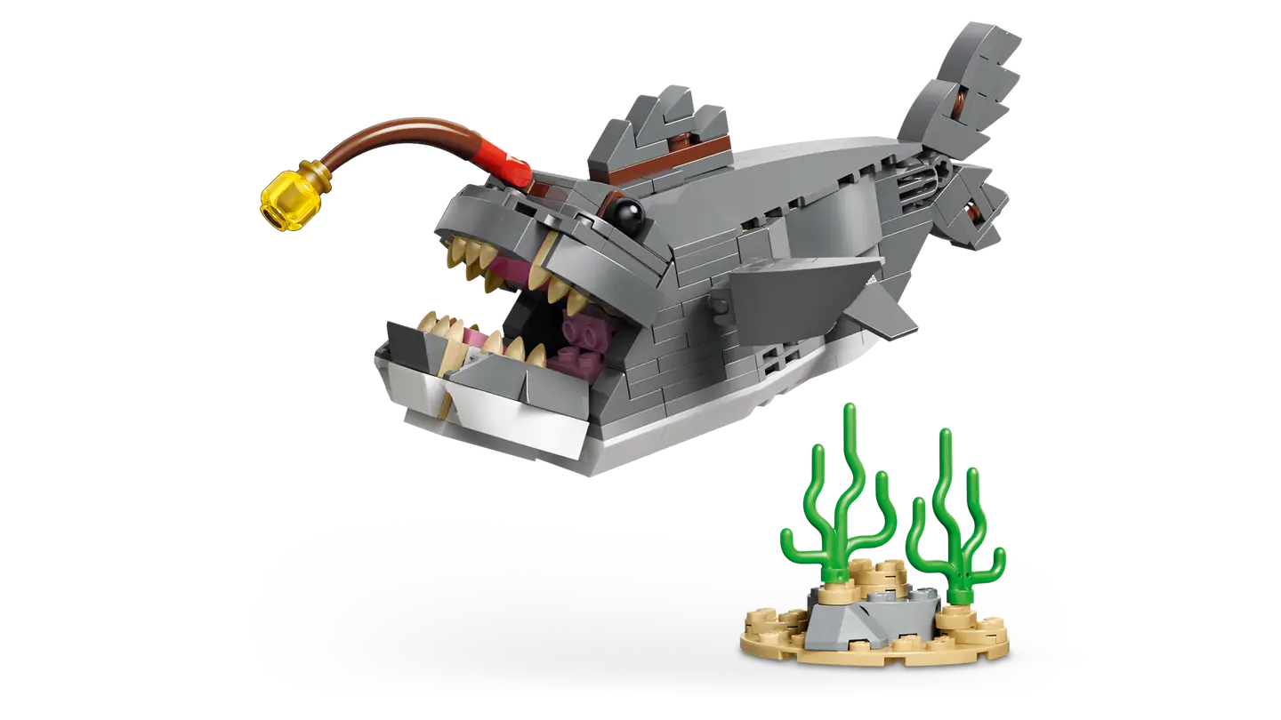 LEGO® | Creator: Fierce Shark with a Treasure Chest (31381)
