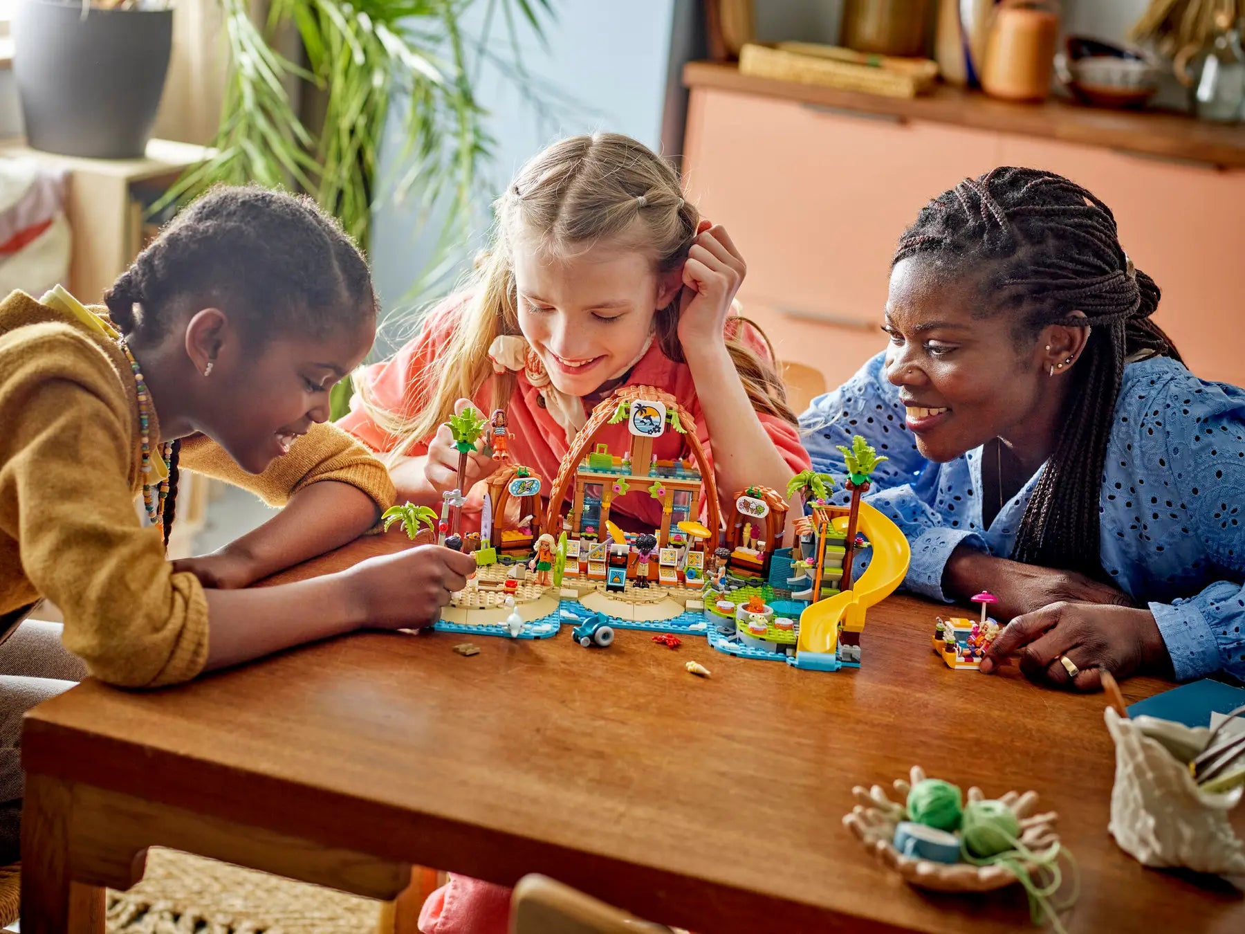 LEGO® | Friends: Family Vacation Beach Resort (42673)
