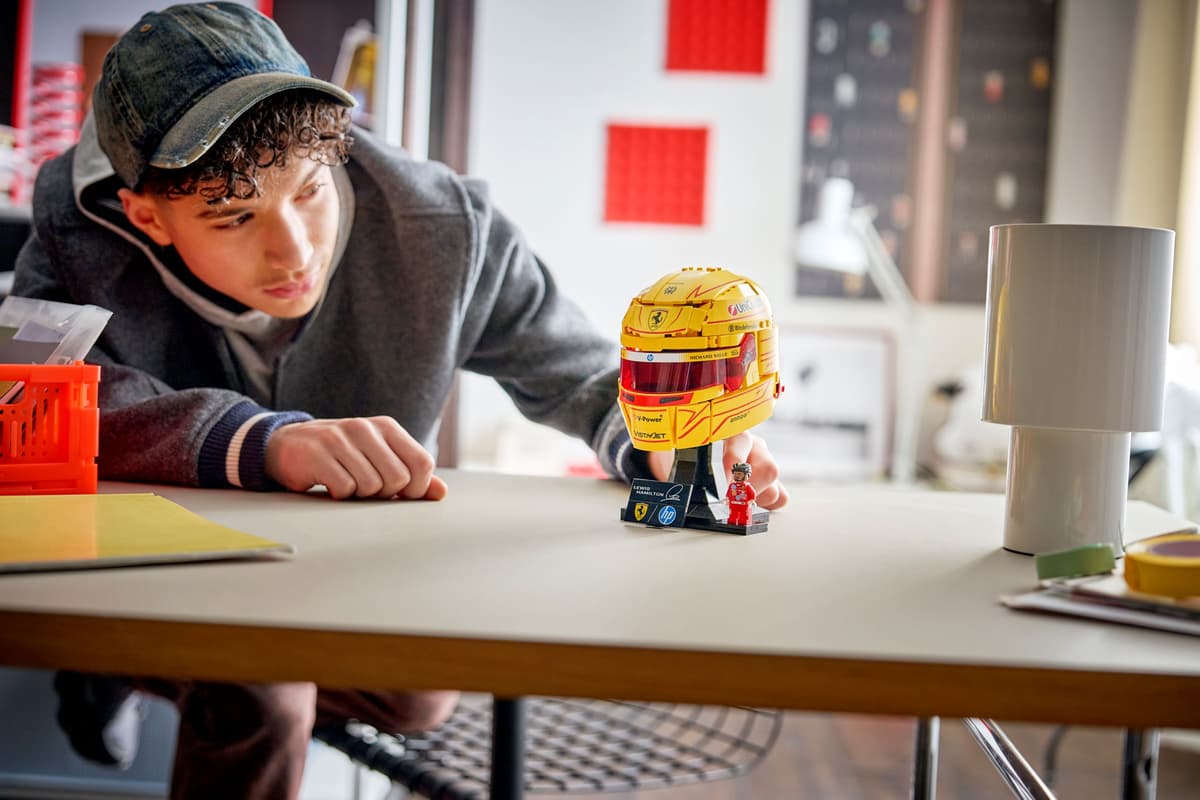 LEGO® | Editions: Scuderia Ferrari HP Lewis Hamilton Helmet (43022)