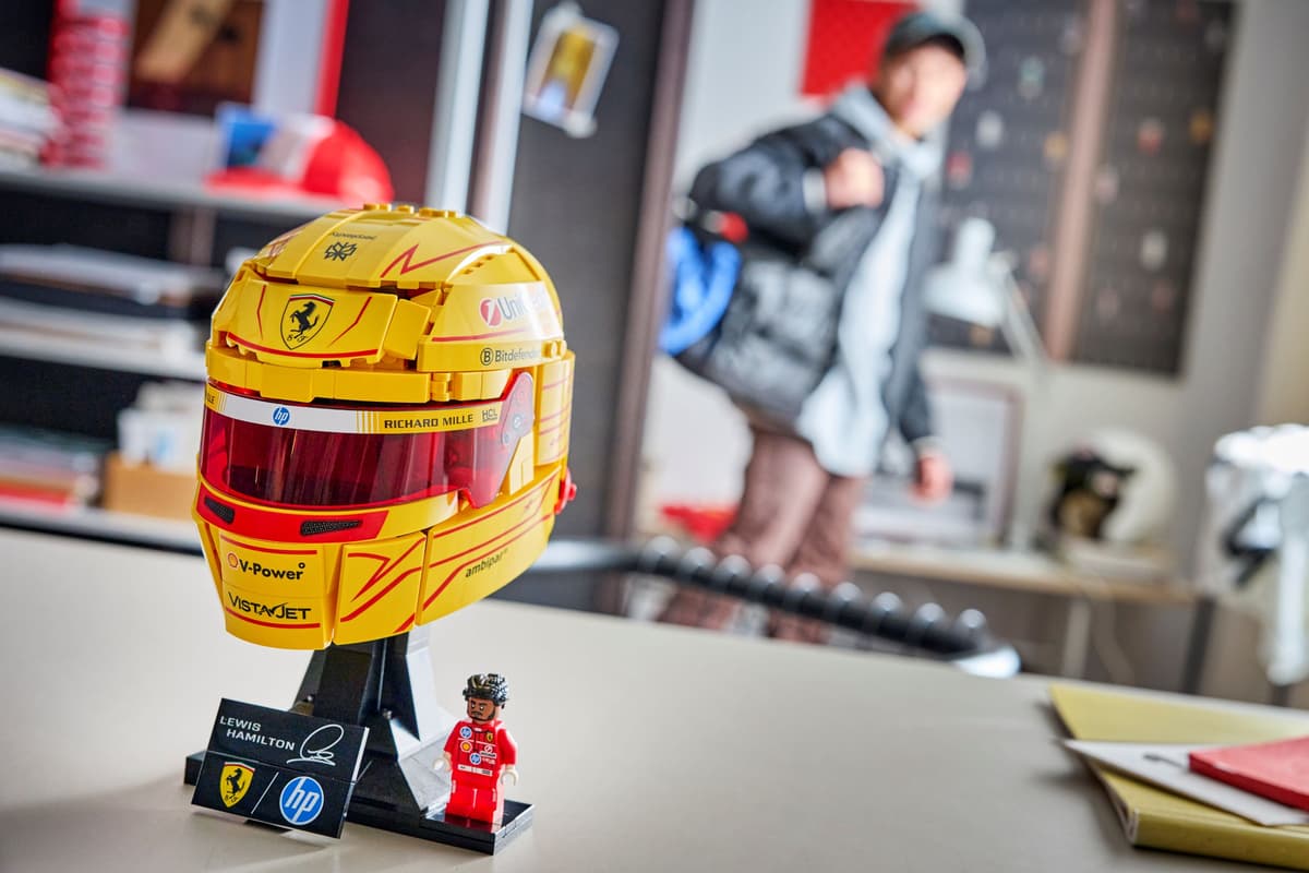 LEGO® | Editions: Scuderia Ferrari HP Lewis Hamilton Helmet (43022)
