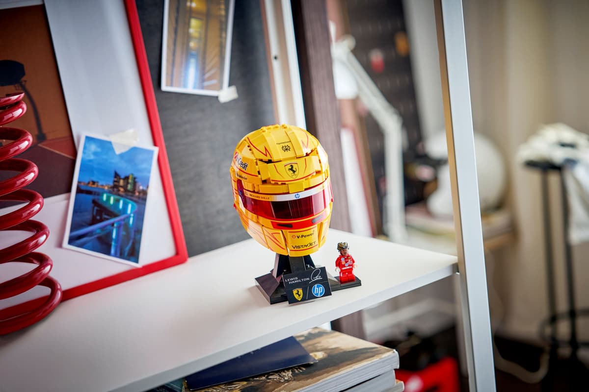 LEGO® | Editions: Scuderia Ferrari HP Lewis Hamilton Helmet (43022)