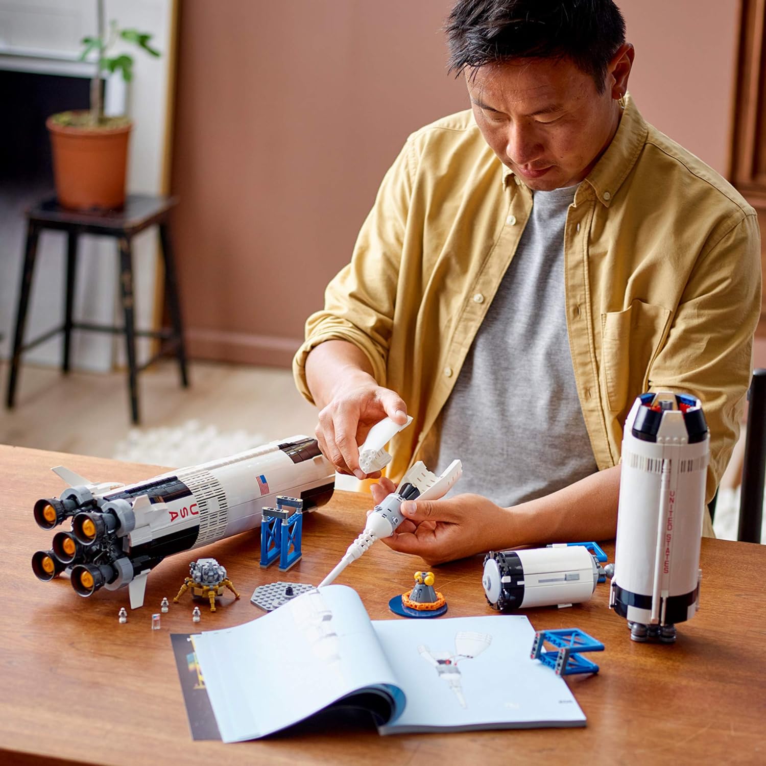 LEGO® | Ideas: NASA Apollo Saturn V Space Rocket (92176)