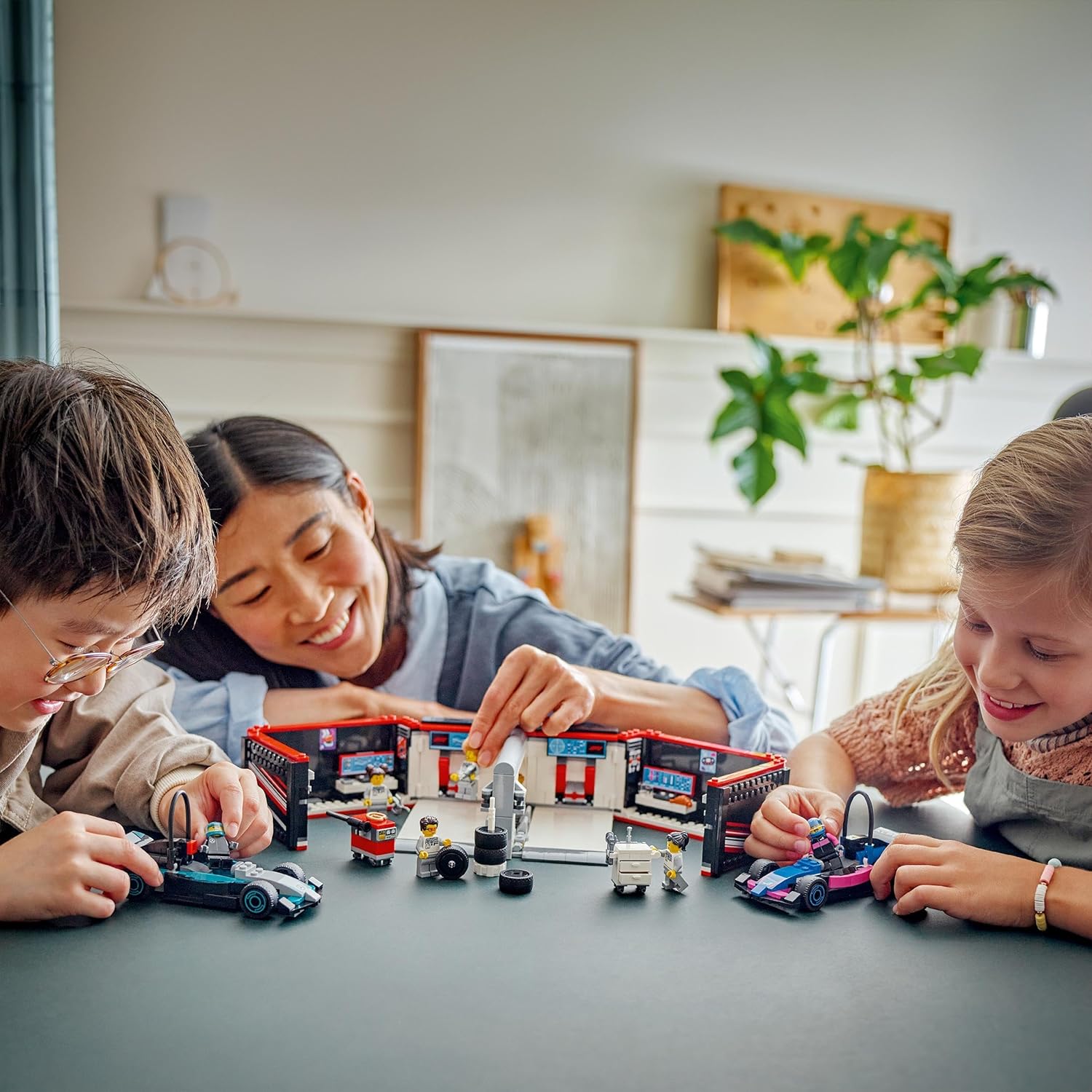 LEGO® | City: F1 Garage & Mercedes-AMG & Alpine Cars (60444)