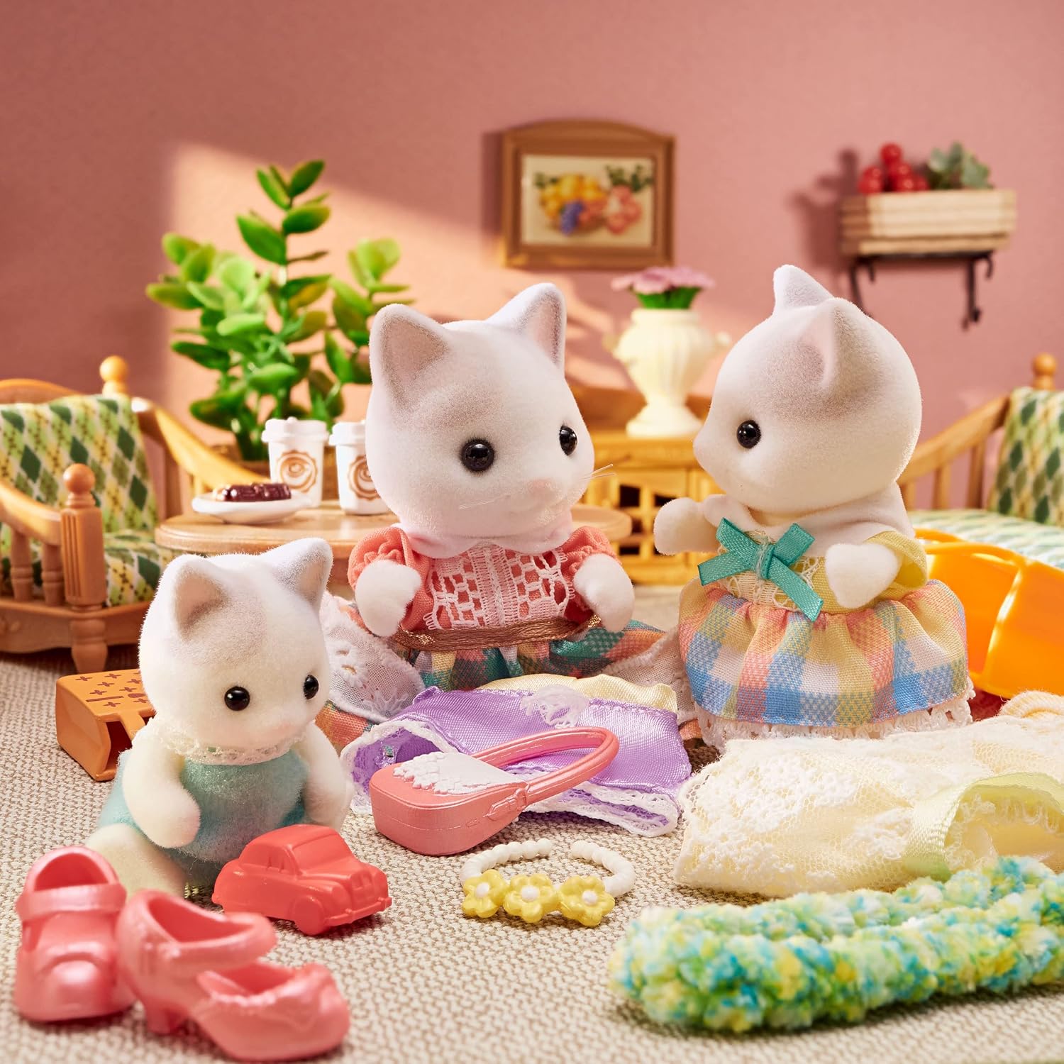 Sylvanian Families: Latte Cat Family