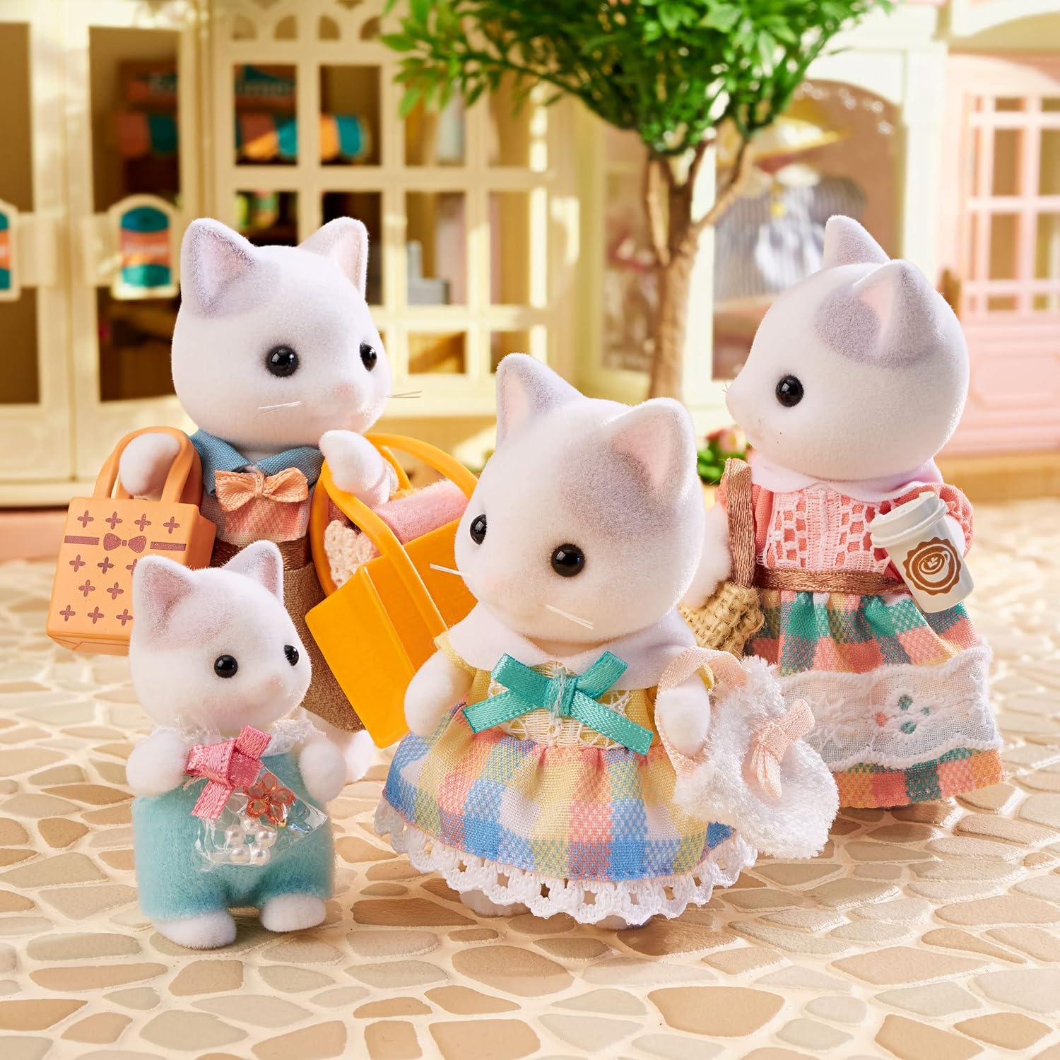 Sylvanian Families: Latte Cat Family
