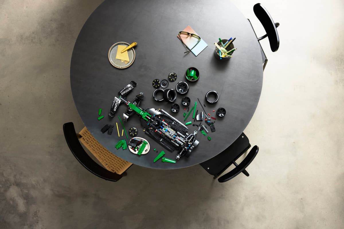 LEGO® | Technic: Aston Martin Aramco AMR25 F1® Car (42240)