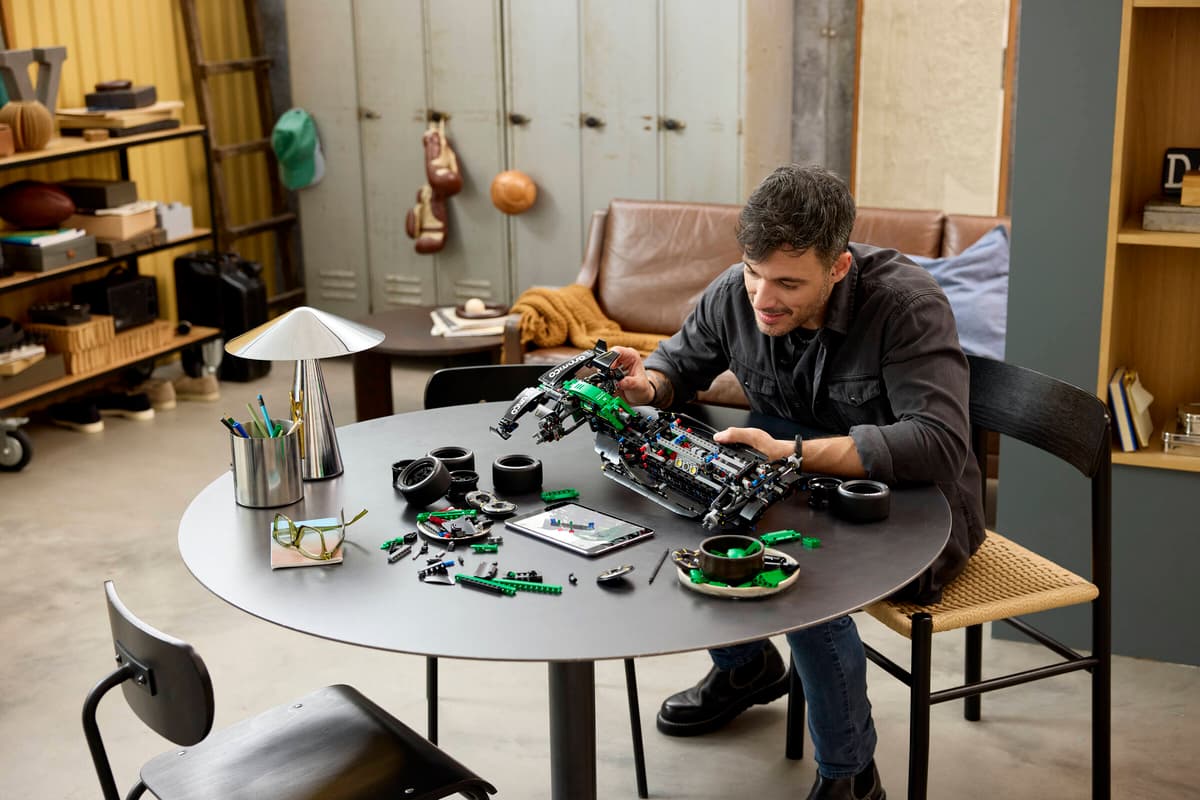 LEGO® | Technic: Aston Martin Aramco AMR25 F1® Car (42240)