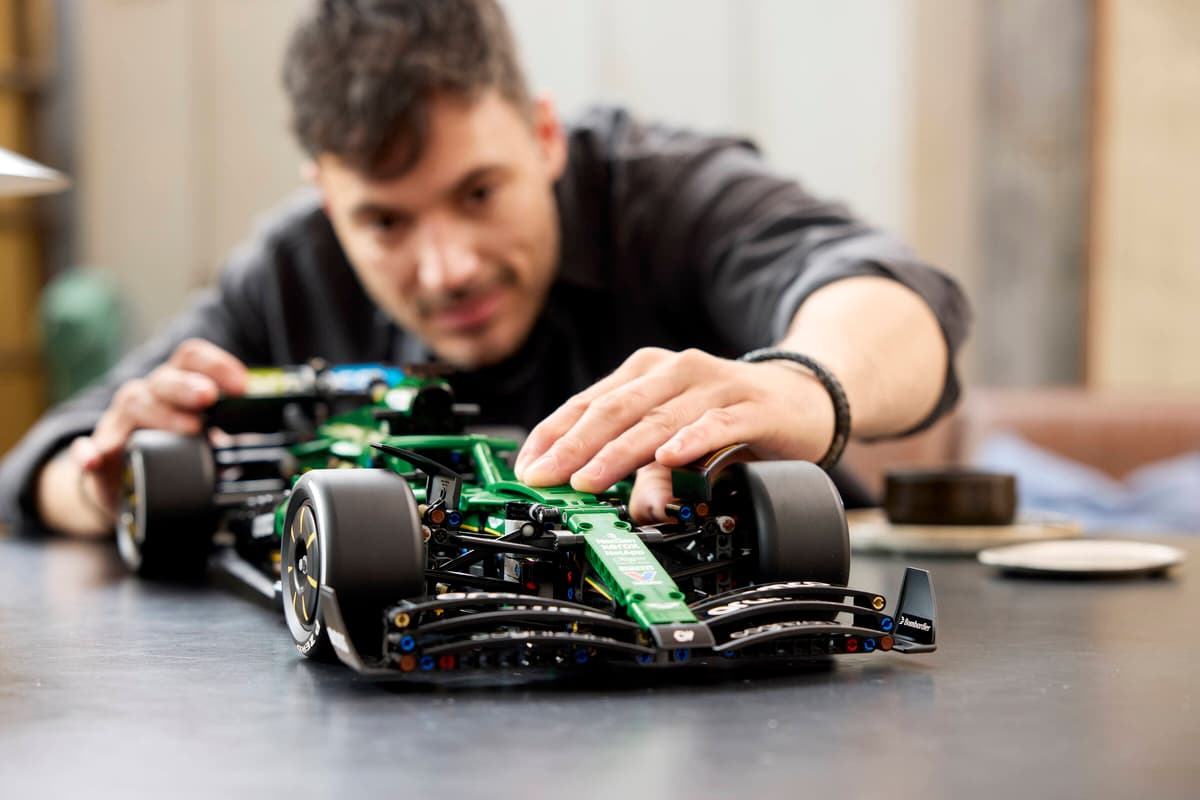 LEGO® | Technic: Aston Martin Aramco AMR25 F1® Car (42240)