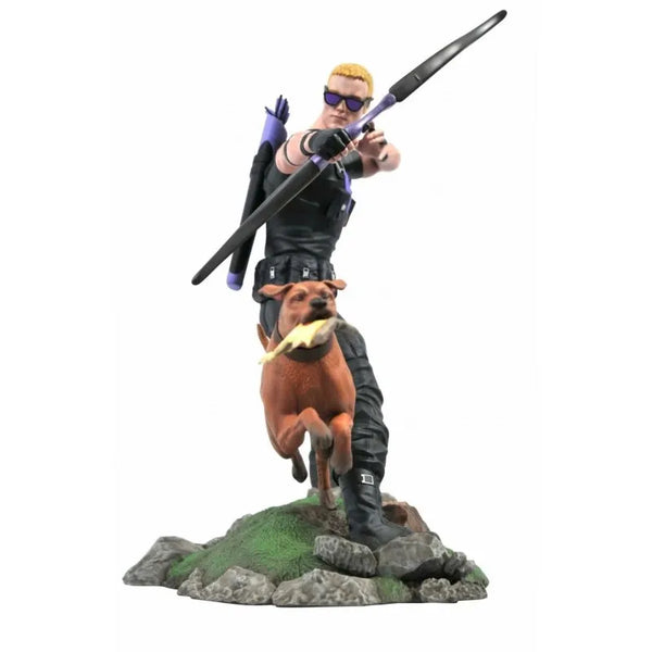 Diamond Select Figure Marvel Gallery Hawkeye With Dog Diorama